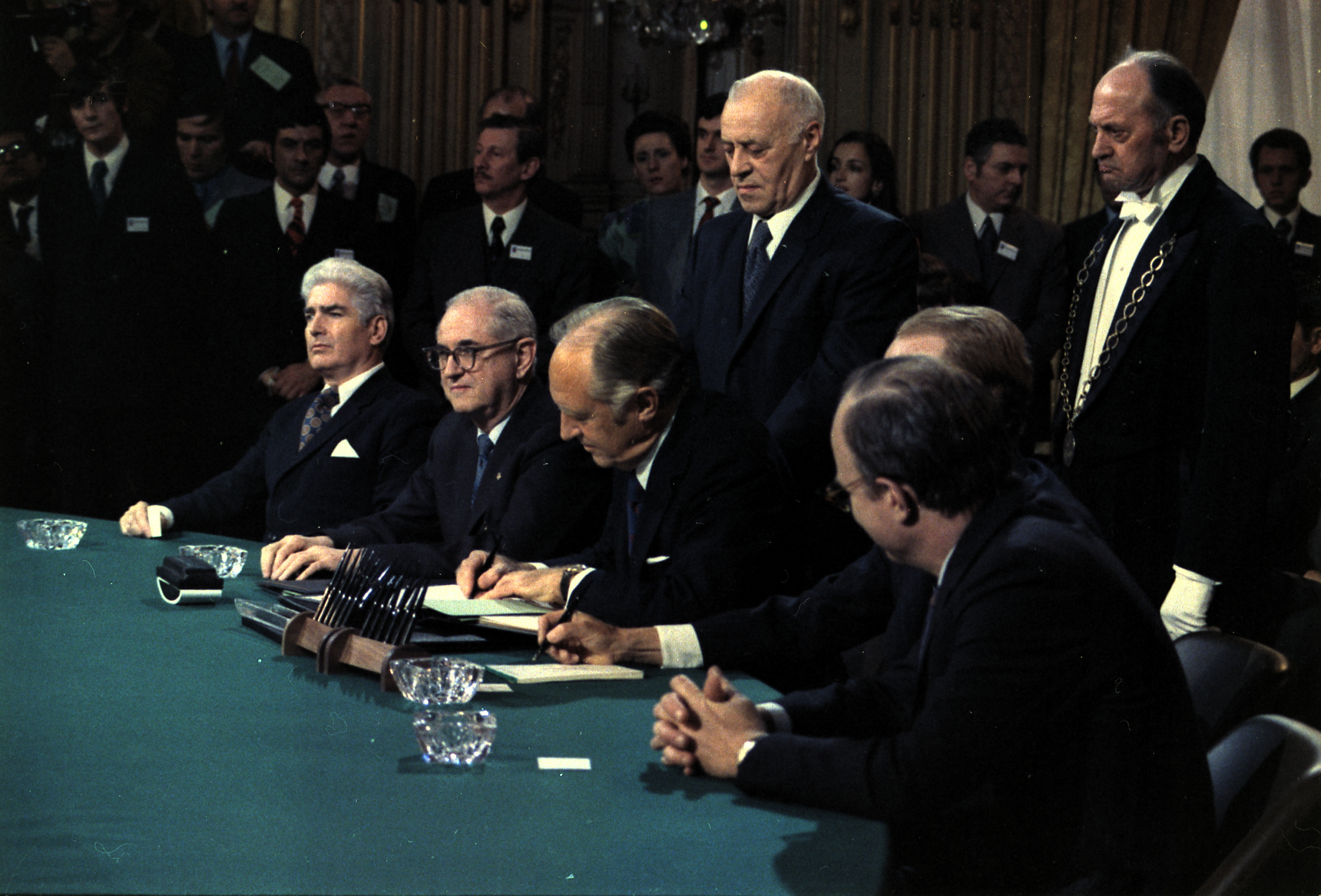 Viet Nam signing peace accords
